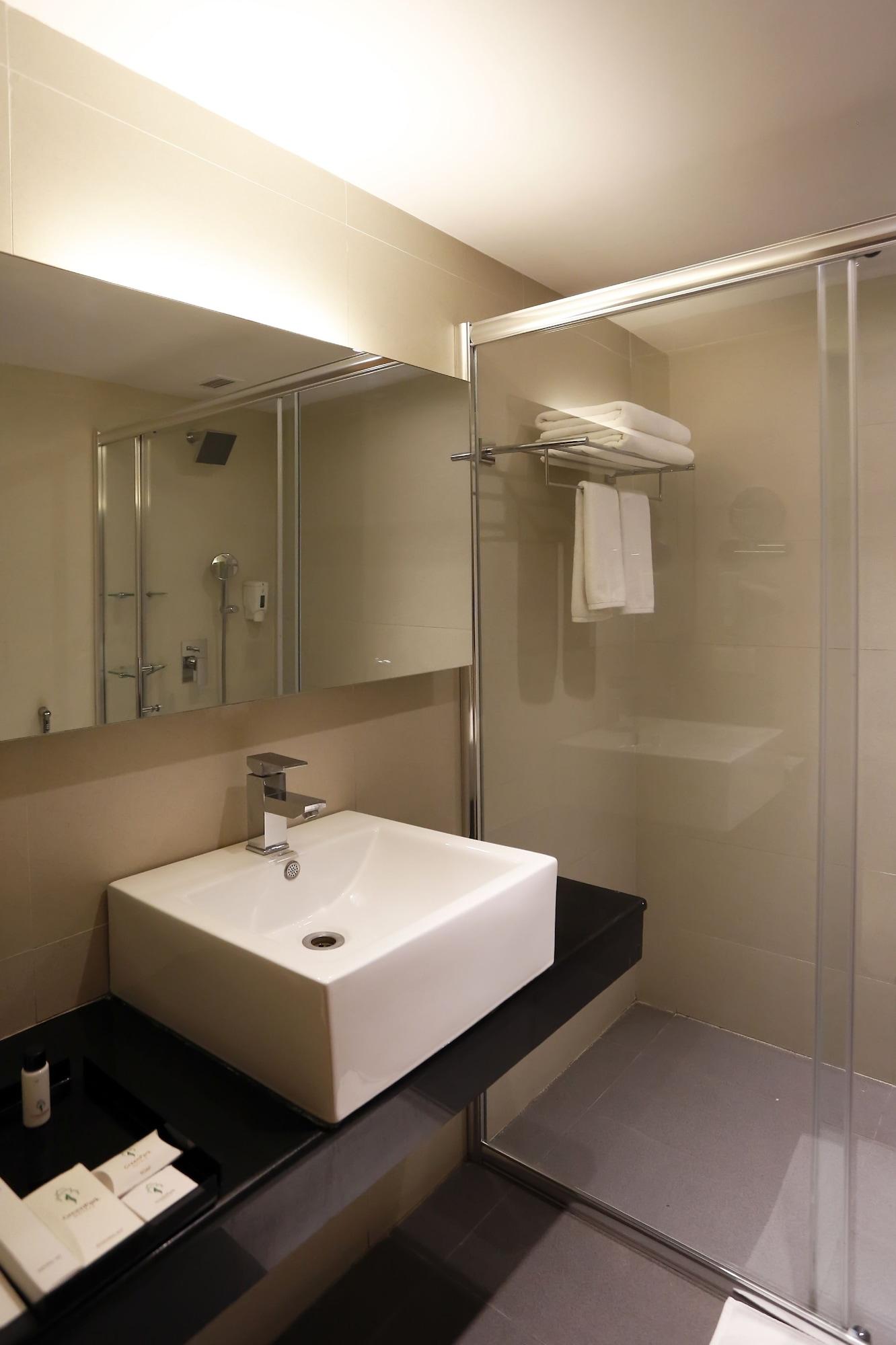 Greenpark Chennai Exterior foto A bathroom in a hotel