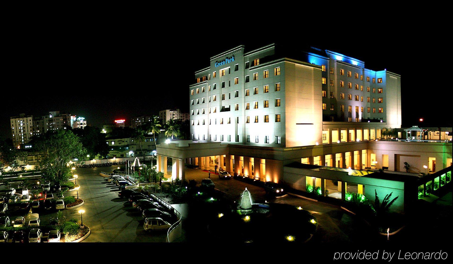 Greenpark Chennai Exterior foto The hotel at night
