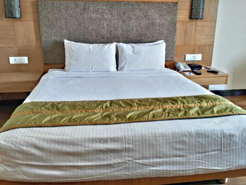 Greenpark Chennai Exterior foto A bed with a bed runner