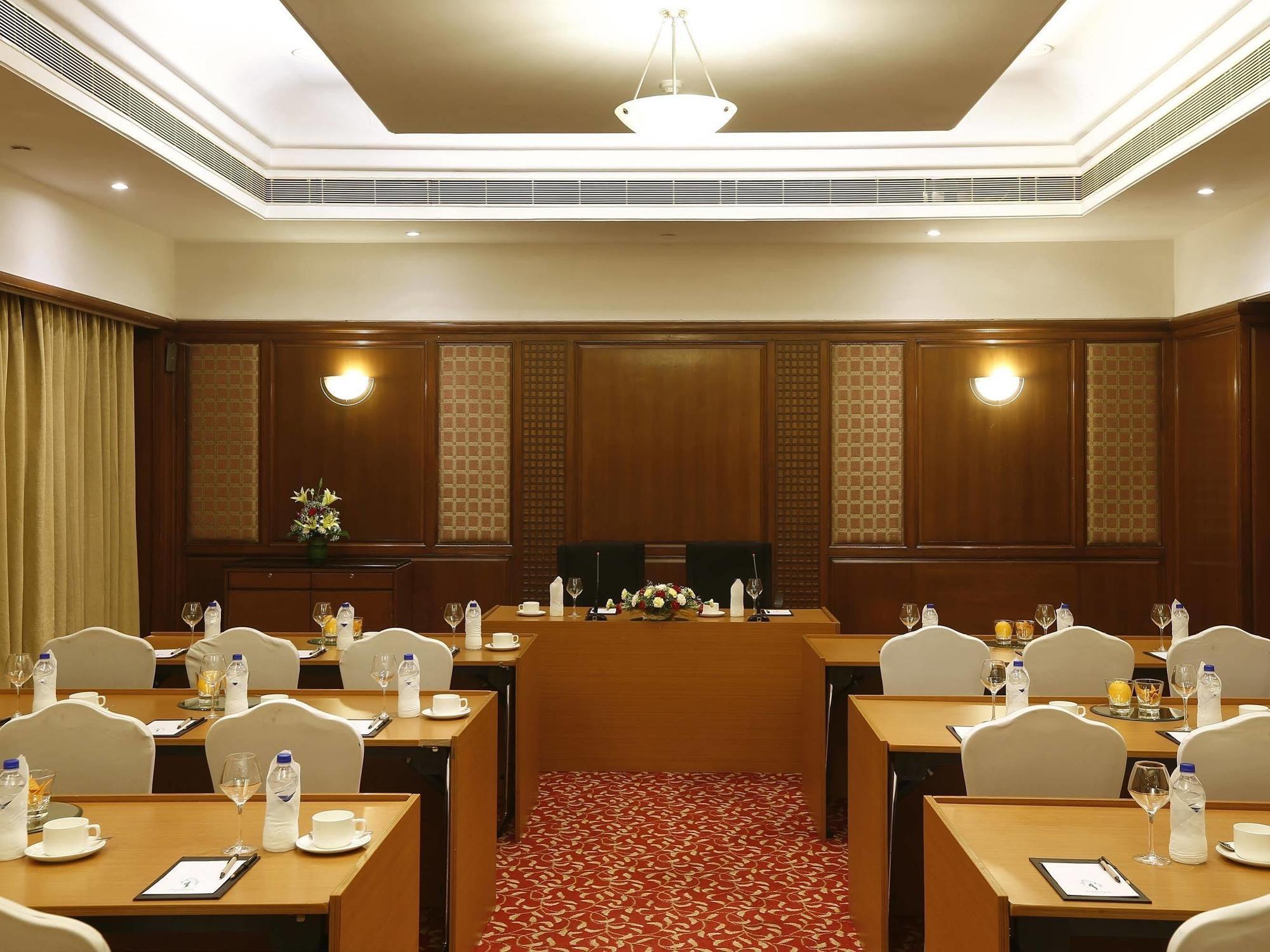 Greenpark Chennai Exterior foto A meeting room at a hotel