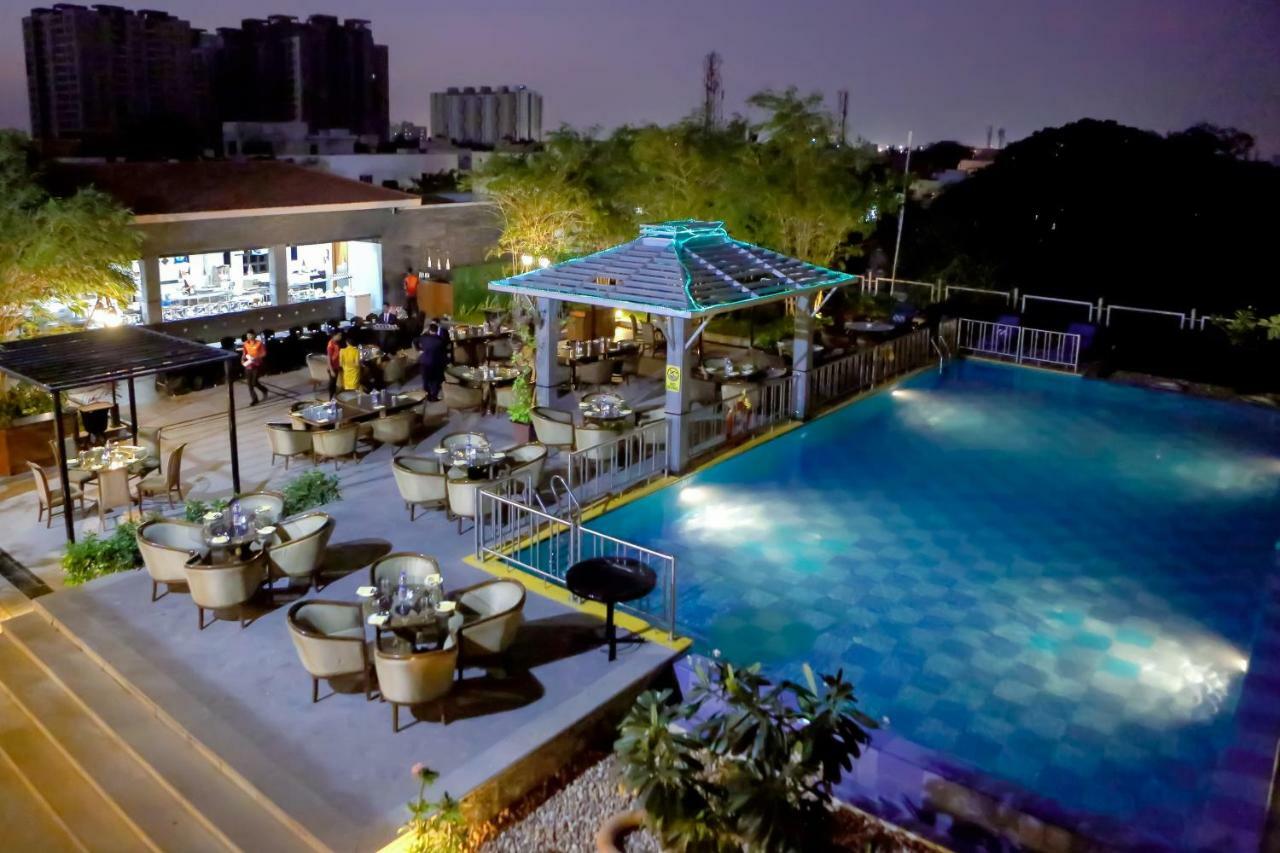 Greenpark Chennai Exterior foto The swimming pool at the hotel